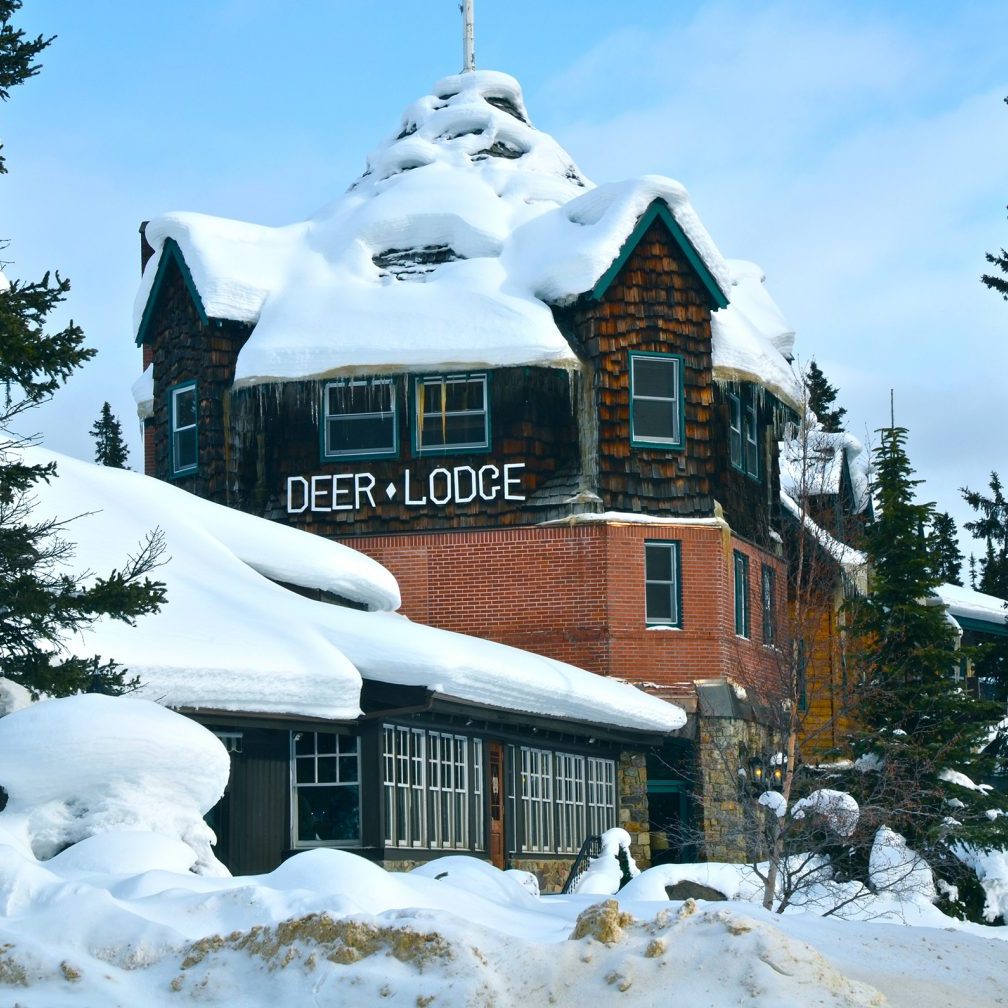 Deer_Lodge_-_Lake_Louise_-_panoramio